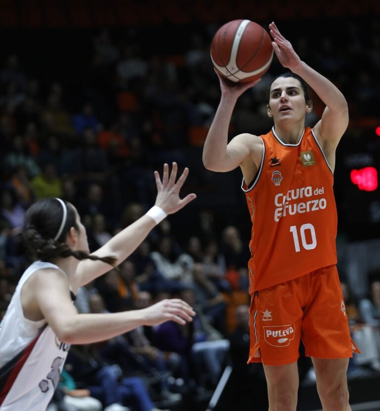 Valencia-Basket-rep-a-la-Fonteta-en-la-J22-de.jpg
