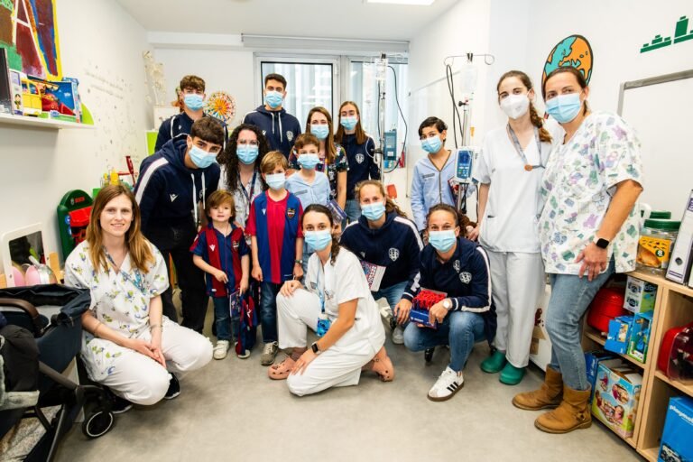 Visita-del-Levante-UD-al-Hospital-Clinico-de-Valencia.jpg