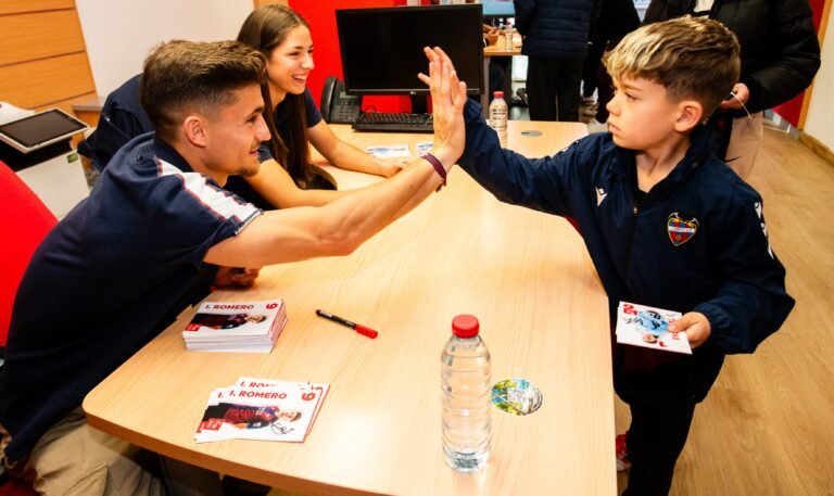 Autografos-de-Algobia-Tarazona-Romero-y-Chacon-en-Halcon-Viajes.jpg