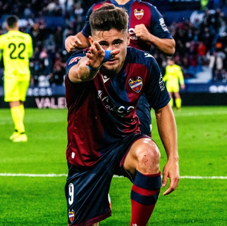 Celebrando-el-triunfo-en-casa-con-la-aficion.jpg
