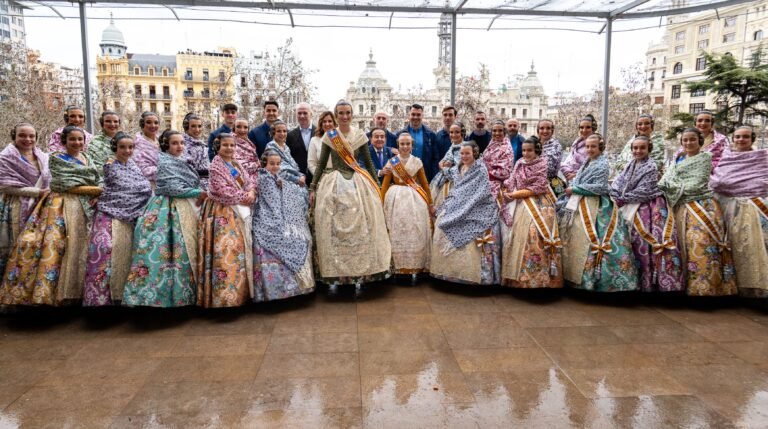El-Levante-UD-disfruta-de-la-mascleta-en-el-Ayuntamiento.jpg