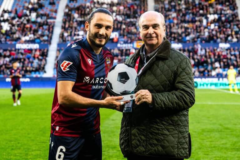 Giorgi-Kochorashvili-recibe-Premio-ASISA-al-Jugador-mas-Saludable.jpg