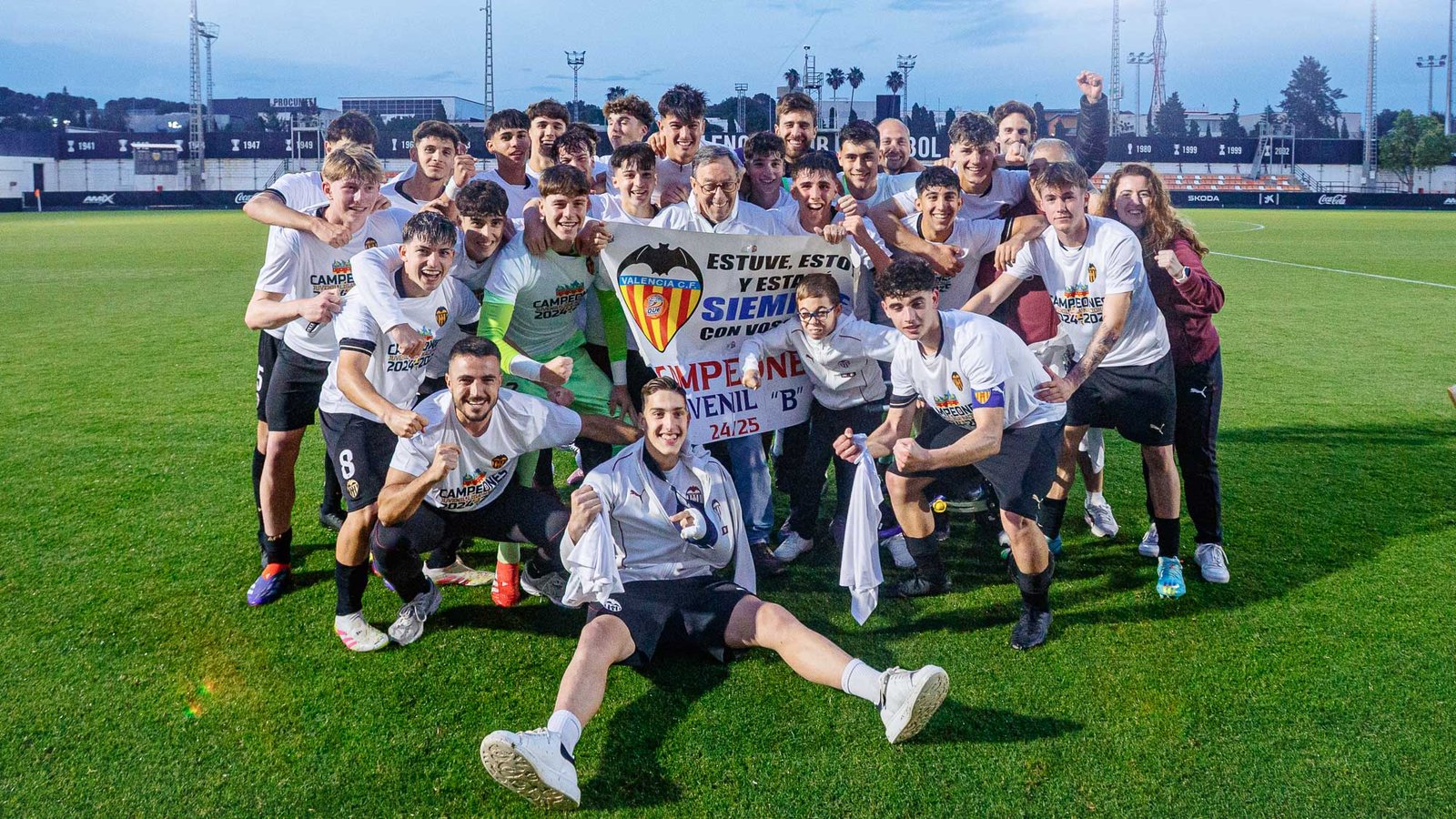 1745638986_El-VCF-Juvenil-B-el-Campeon-que-repite-un-titulo.jpg