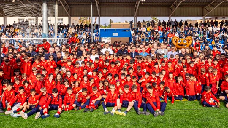 750-ninos-y-ninas-disfrutan-del-campo-de-futbol-del.jpg