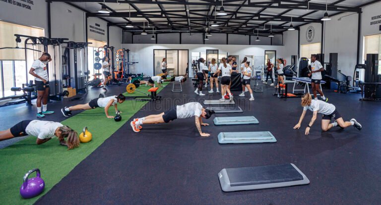 El-Valencia-CF-Femenino-trabaja-en-el-gimnasio-230425.jpg