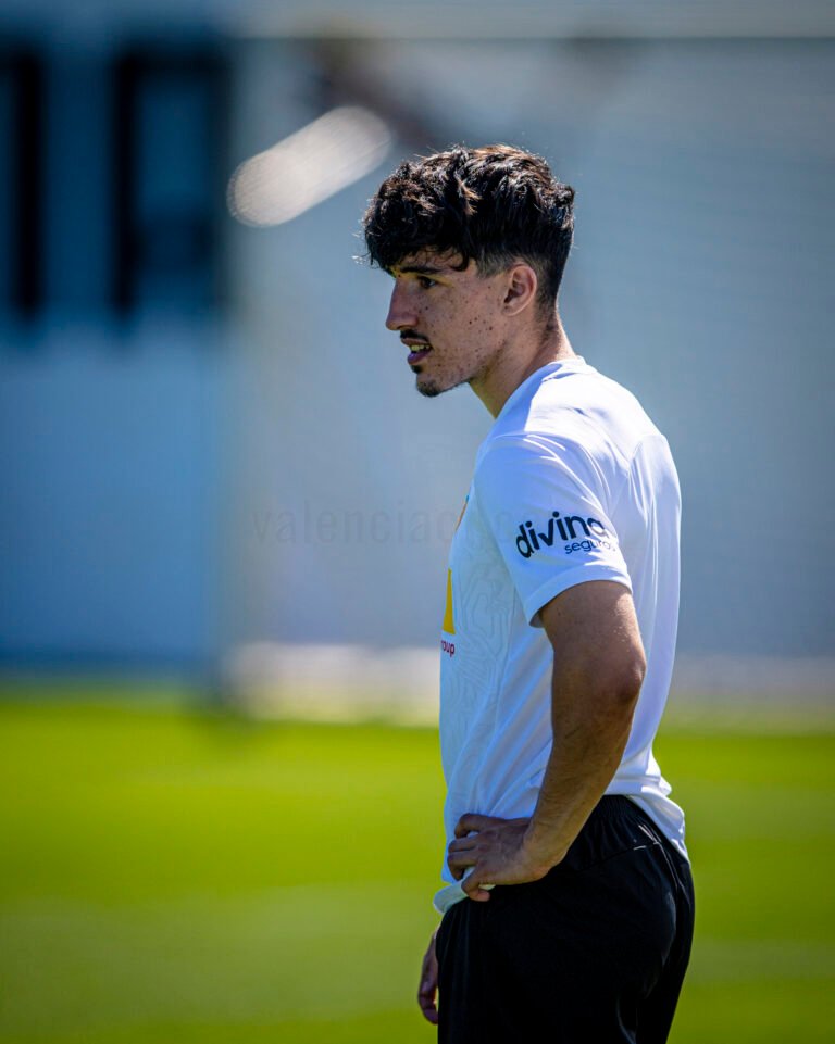 Imagenes-del-entrenamiento-del-Valencia-CF-24042025.jpg
