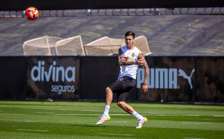 IMAGENES-DEL-ENTRENAMIENTO-DEL-VALENCIA-CF-1052025-Todos-los.jpg