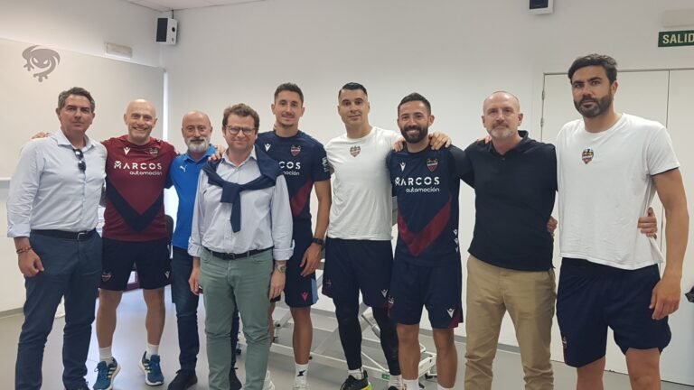 Los-capitanes-y-entrenador-del-Levante-UD-reciben-sesion-de.jpg