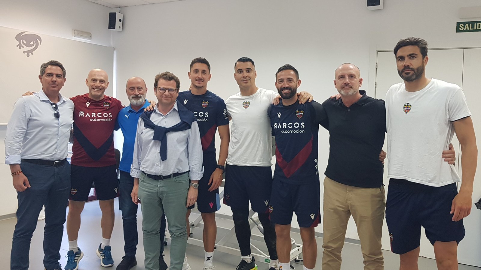 Los-capitanes-y-entrenador-del-Levante-UD-reciben-sesion-de.jpg