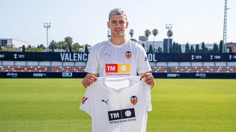 1752131512_Fichaje-de-Mateo-Prevedini-con-el-VCF-Mestalla.jpg