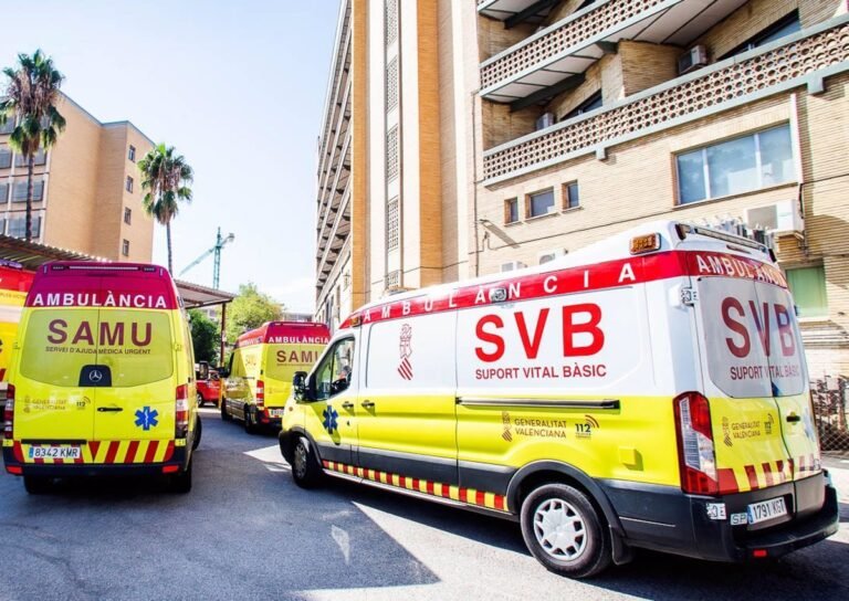 Joven-herido-al-chocar-su-moto-contra-parada-de-autobus.jpg