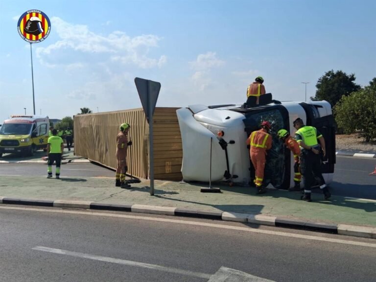 Herido-conductor-al-volcar-camion-en-CV-33-en-Albal-Valencia.jpg