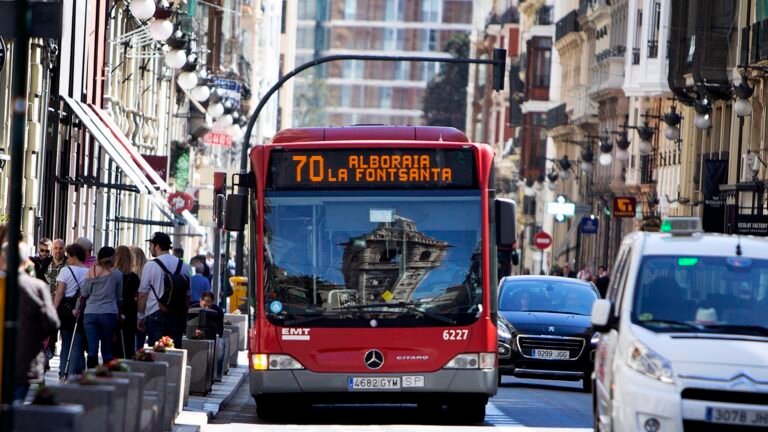 Acceso-gratuito-al-transporte-en-Valencia-este-lunes-por-el.jpeg