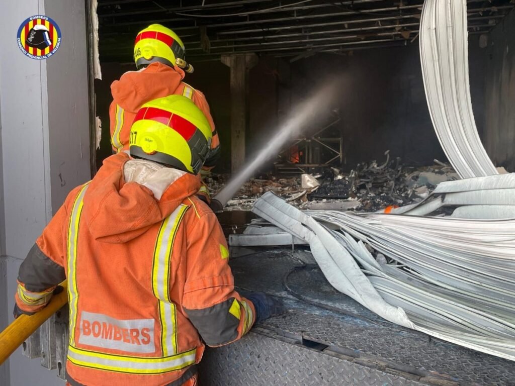 Controlado-incendio-industrial-en-nave-de-automocion-de-Albuixech-Valencia.jpg