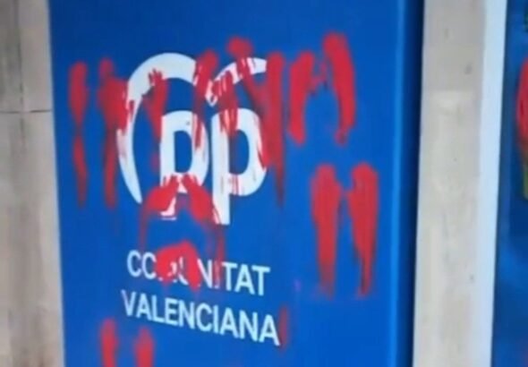 Vandalizan-sede-del-PP-en-Valencia-con-pintura-roja-y.jpg