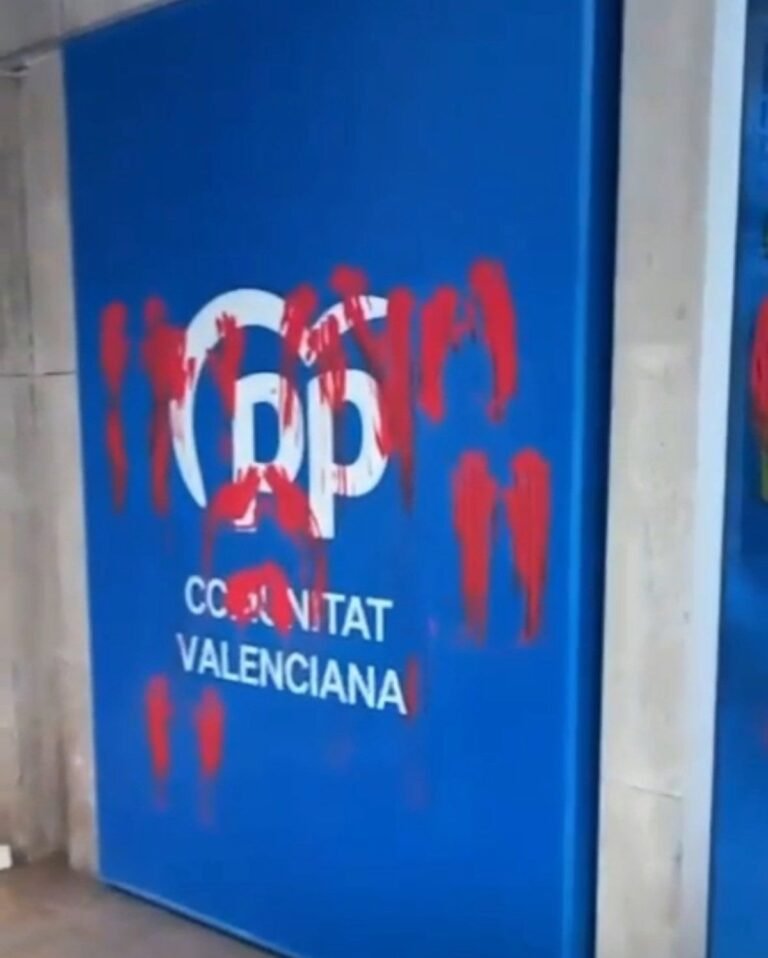 Vandalizan-sede-del-PP-en-Valencia-con-pintura-roja-y.jpg