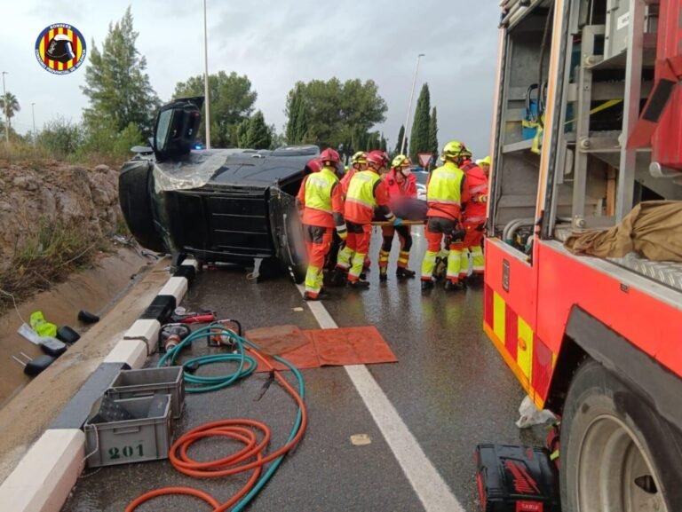 Rescatan-a-persona-atrapada-tras-volcar-su-vehiculo-en-la.jpg