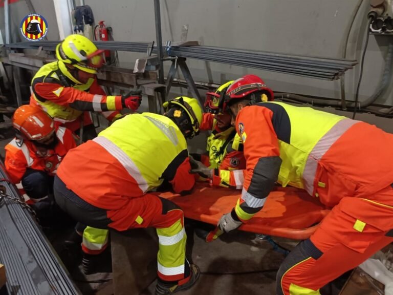 Rescatado-operario-atrapado-por-la-pierna-bajo-perfiles-metalicos-en.jpg