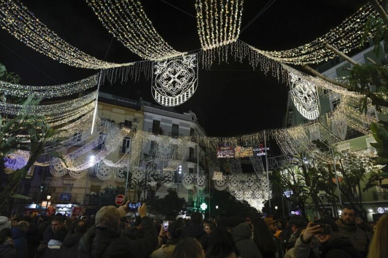 Las-Fallas-buscan-impactar-con-iluminaciones-que-combinan-tradicion-tecnologia.jpg
