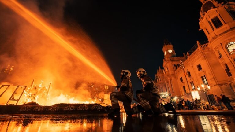Mas-de-300-bomberos-listos-para-la-Nit-de-la.jpeg