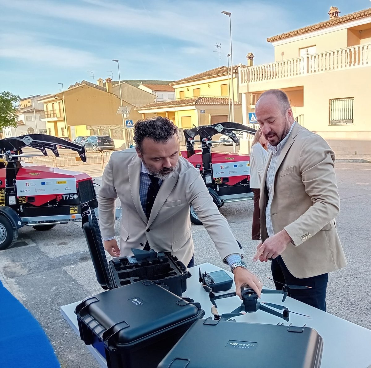 Entrega-de-drones-y-biotrituradoras-en-municipios-de-la-Hoya.jpg