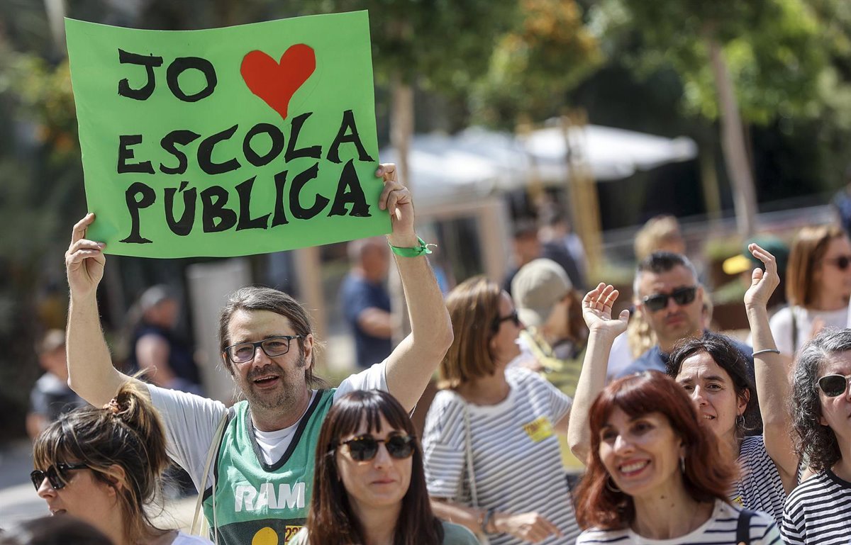Profesorado-valenciano-decide-ir-a-huelga-indefinida-a-partir-del.jpg