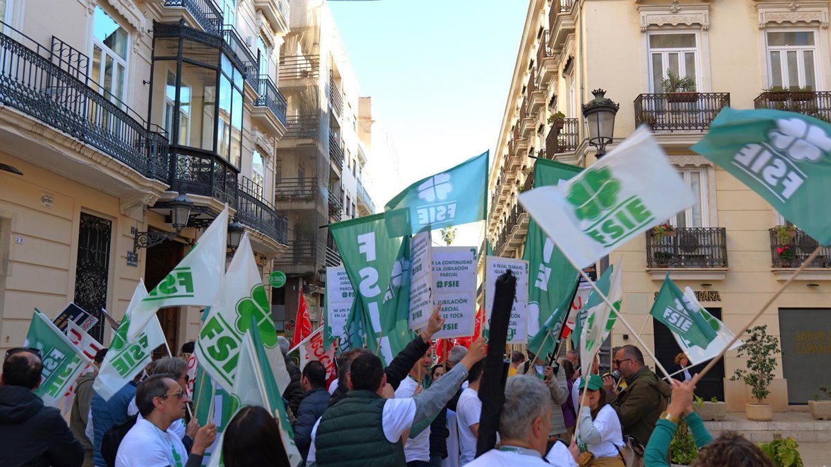 Sindicatos-de-la-concertada-protestan-por-el-bloqueo-y-la.jpg