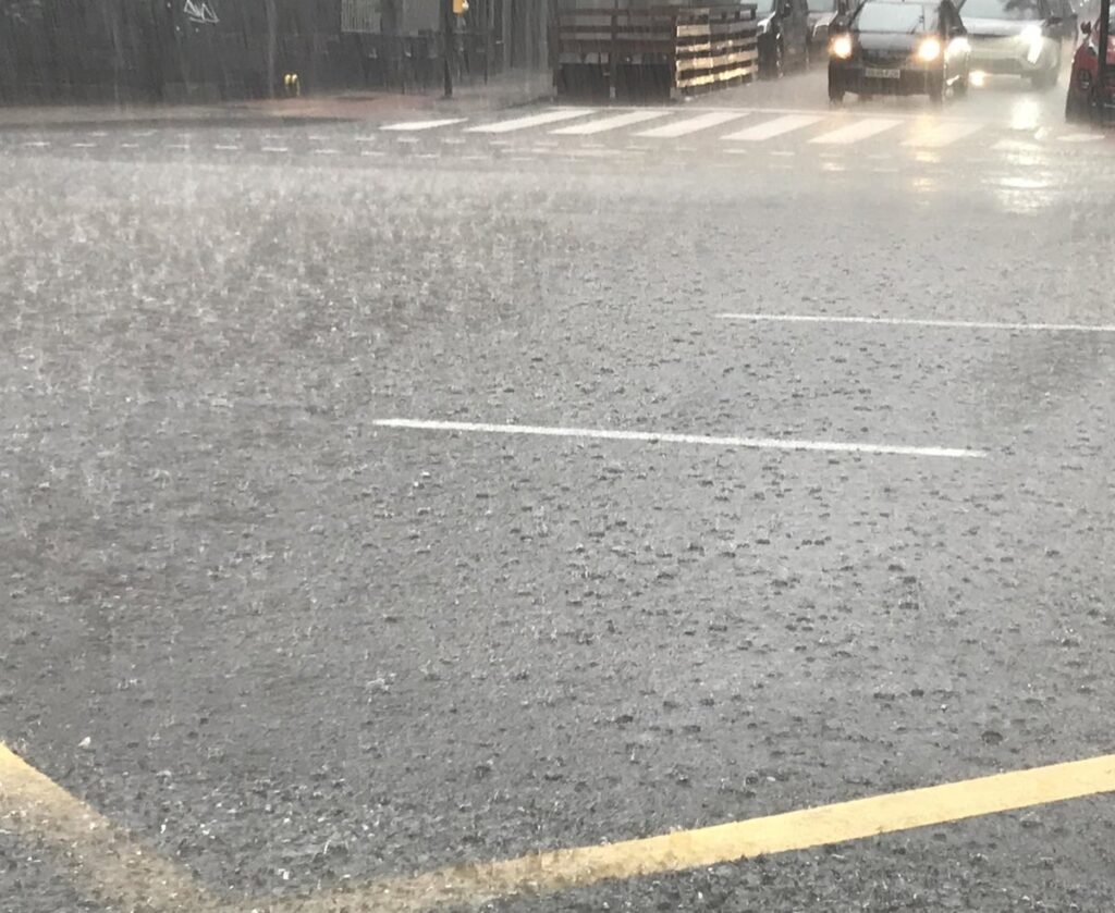 Aviso-naranja-por-lluvias-intensas-en-litoral-sur-de-Valencia.jpg