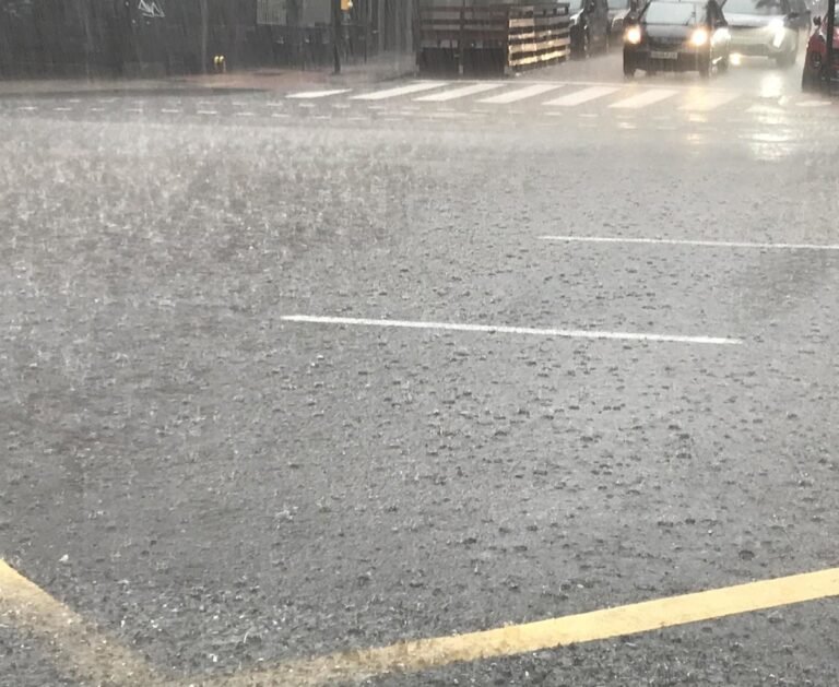 Aviso-naranja-por-lluvias-intensas-en-litoral-sur-de-Valencia.jpg