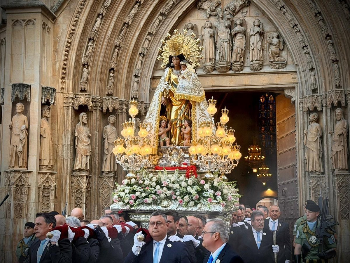 La-lluvia-de-petalos-en-la-procesion-de-la-Mare.jpg