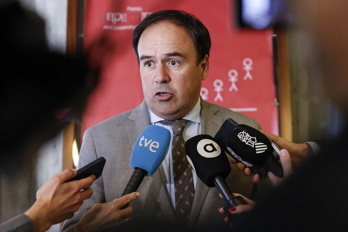 Perez-Llorca-destaca-avances-en-negociacion-con-sindicatos-educativos-y.jpg